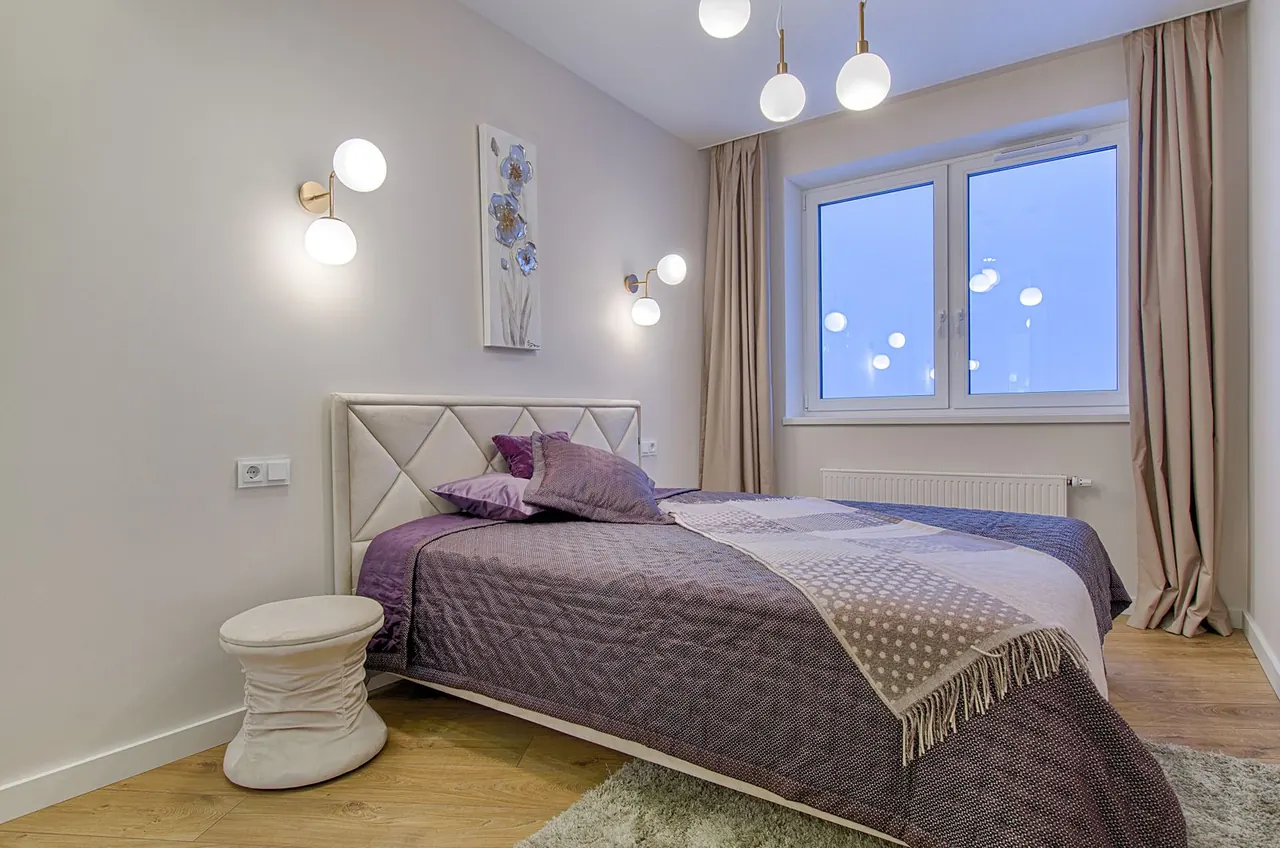 Couple dans un grand lit confortable